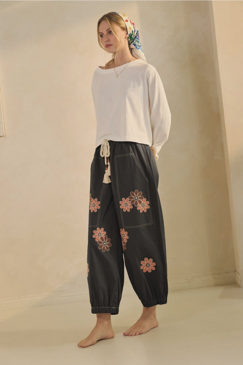 Oddi Floral Appliqué Patch Pocket Pant