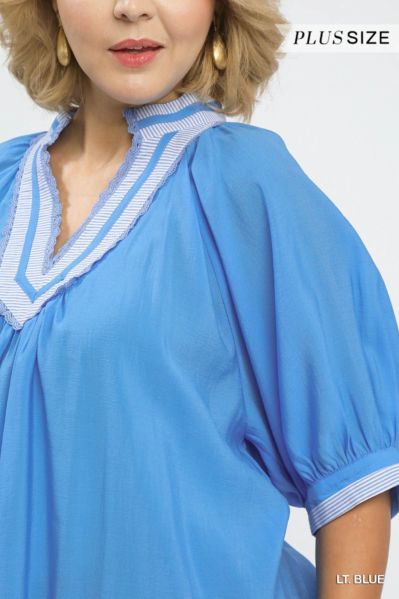 PLUS Umgee Solid Contrast Trim Pleated Top – Light Blue Mix