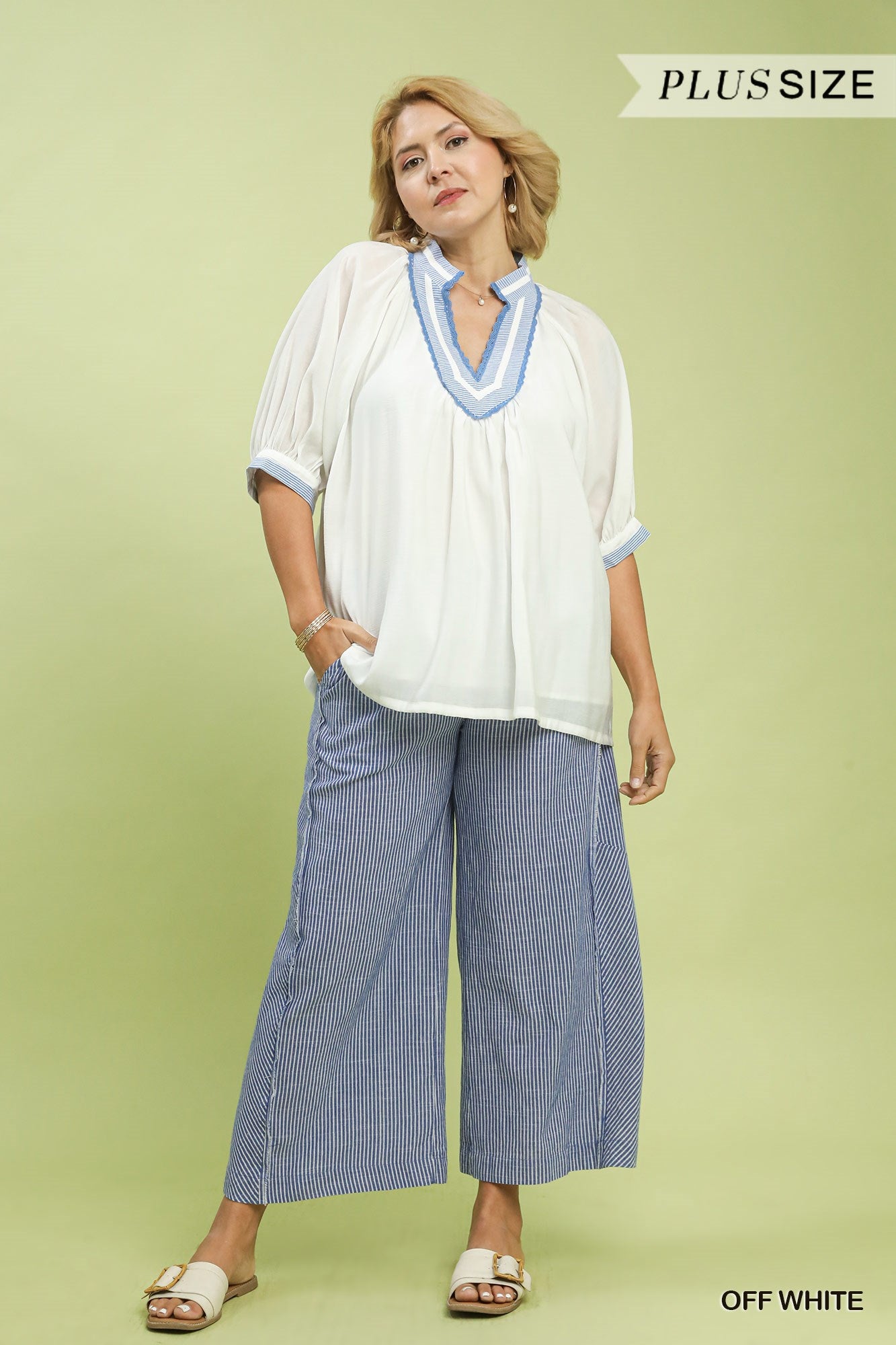 PLUS Umgee Solid Contrast Trim Pleated Top – Off White Mix