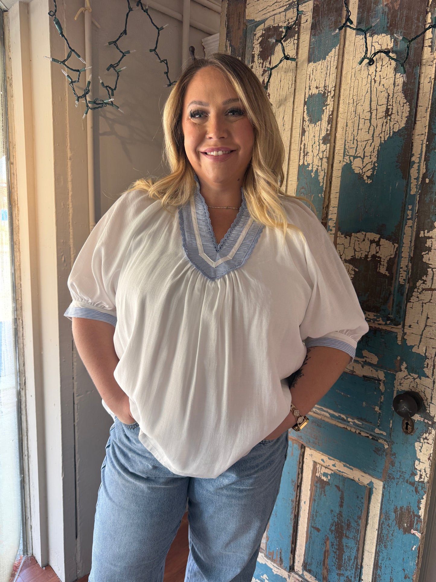 PLUS Umgee Solid Contrast Trim Pleated Top – Off White Mix