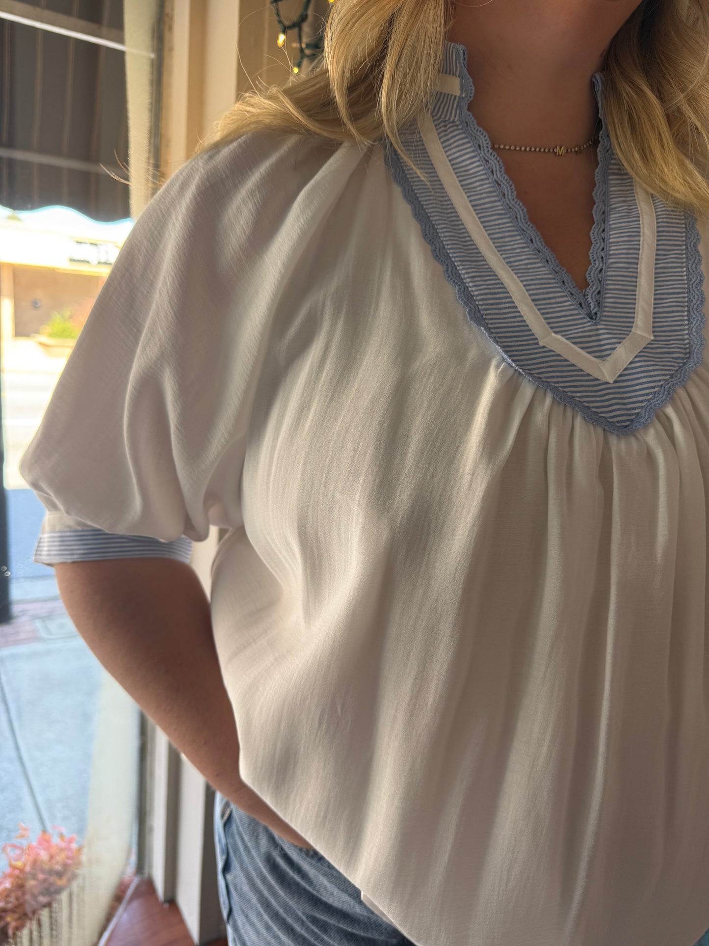 PLUS Umgee Solid Contrast Trim Pleated Top – Off White Mix