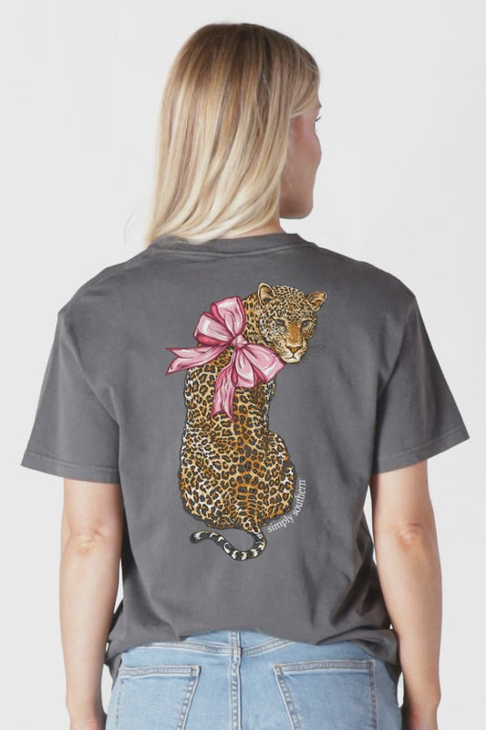 Simply Southern Leopard Bow Graphic Tee – Mineral Washed Graphite